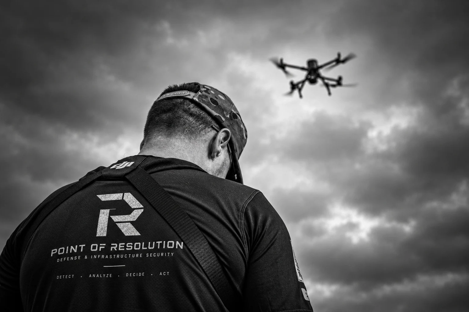 POINT OF RESOLUTION Operator mit UAS – symbolisches Motiv für Pipeline Monitoring und Sensor Fusion